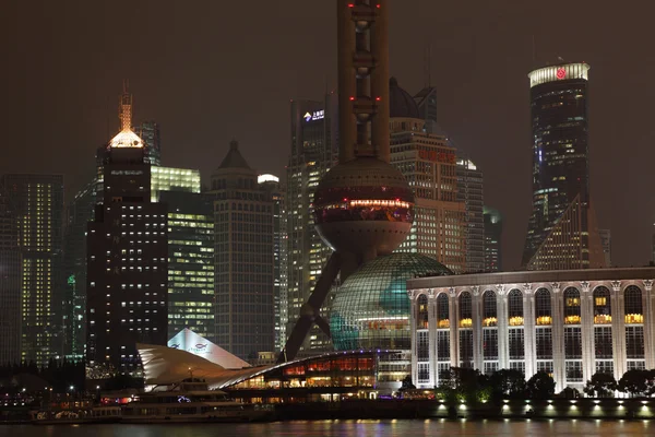 中国上海市的浦东在晚上，天际线 — 图库照片