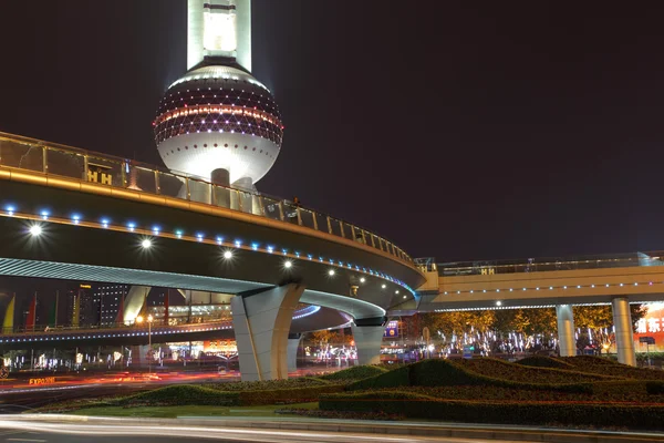 Ανατολίτικο μαργαριτάρι Πύργος φωτίζεται τη νύχτα. Shanghai Κίνα — Φωτογραφία Αρχείου