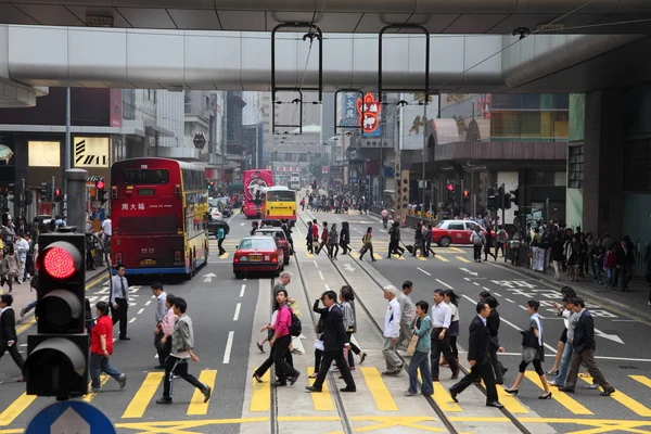 在香港街头走过的行人 — 图库照片