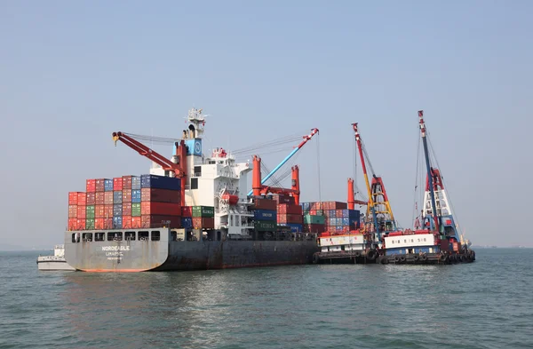 Velké nákladní lodi vykládky kontejnerů, hong kong. — Stock fotografie