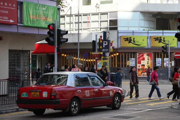Fußgänger gehen in Hongkong über die Straße — Stockfoto