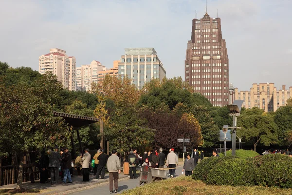 中国人民在广场公园上海 — 图库照片