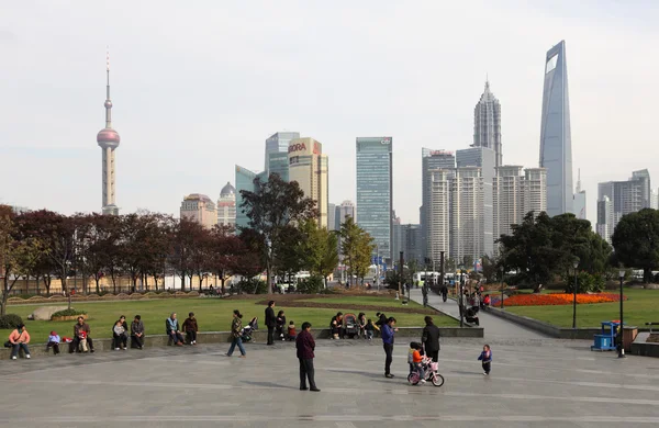 Praça em Xangai com Skyline de Pudong — Fotografia de Stock