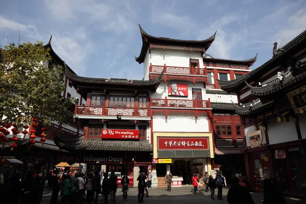 Arquitectura tradicional china en Yuyuan Bazaar en Shanghai, China — Foto de Stock