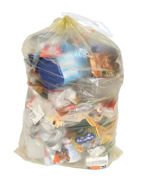 Saco de reciclagem amarelo alemão isolado sobre fundo branco — Fotografia de Stock