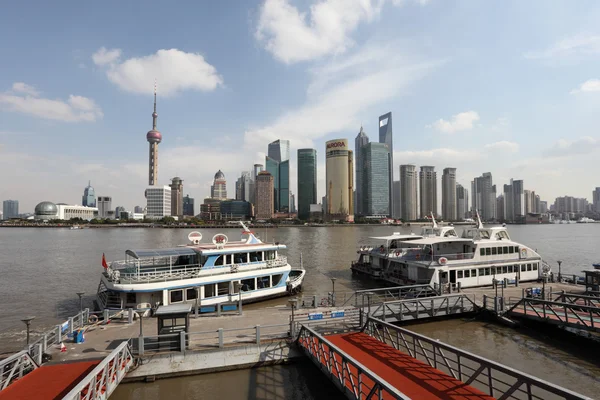 Veerboot over de huangpu rivier in shanghai, china — Stockfoto