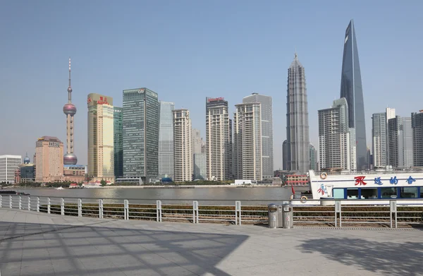 Skyline van pudong gezien vanaf de bund, shanghai, china — Stockfoto