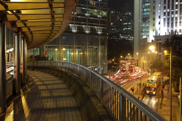 Cruzamento de pedestres na cidade de Hong Kong à noite — Fotografia de Stock