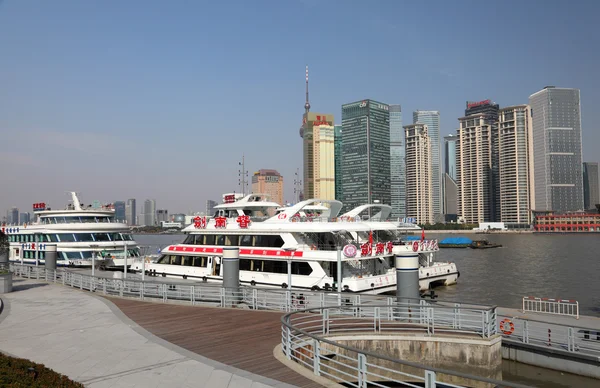 Bateaux de croisière à la promenade de Shanghai, en Chine — Photo