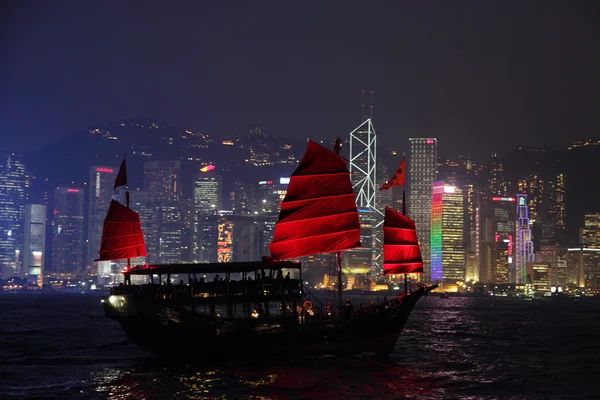 夜に香港の伝統的な帆船 — ストック写真
