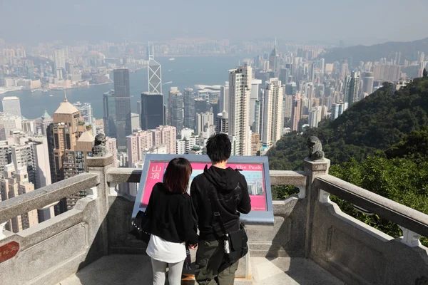 Pareja disfrutando de la vista sobre Hong Kong —  Fotos de Stock