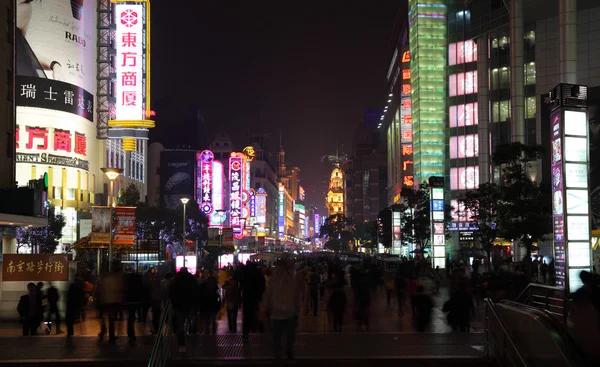 在晚上，南京西路上海中国 — 图库照片