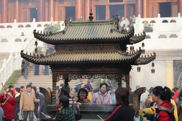 Kultu w świątyni buddyjskiej w Szanghaju, Chiny — Zdjęcie stockowe
