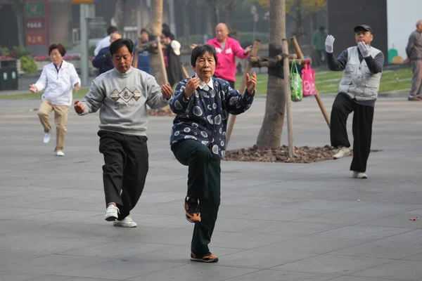 Chińskie ćwiczenia tai chi chuan w godzinach porannych, Szanghaj, Chiny — Zdjęcie stockowe