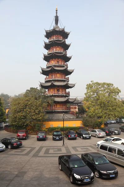 Пагода в храме Лонхуа в Шанхае, Китай — стоковое фото