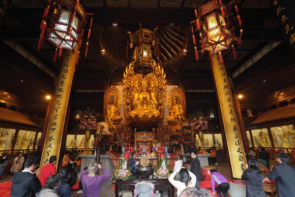 Поклонение в храме Лонхуа в Шанхае, Китай — стоковое фото