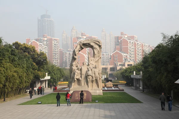 上海市龙华烈士陵园中的纪念碑 — 图库照片