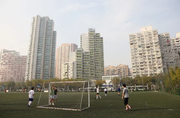 Jovens jogando futebol, Shanghai China — Fotografia de Stock