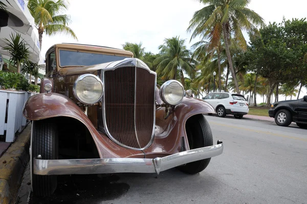 Starożytne samochodu w miami beach ocean drive, florida — Zdjęcie stockowe