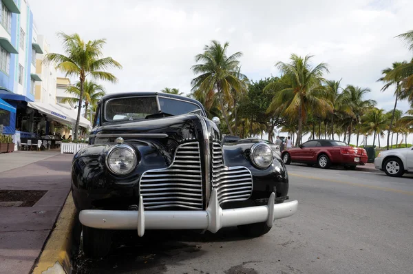 老爷车在迈阿密海滩装饰艺术区海洋驱动器中，佛罗里达州 — 图库照片