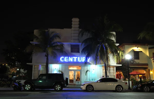 アールデコ センチュリー ホテルは夜に照らされます。フロリダ州マイアミ サウス ビーチ オーシャン ドライブ — ストック写真