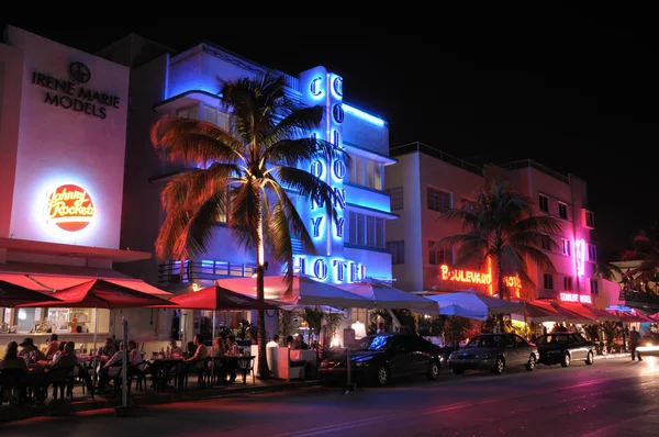 Miami south beach art deco-district in de nacht, florida — Stockfoto