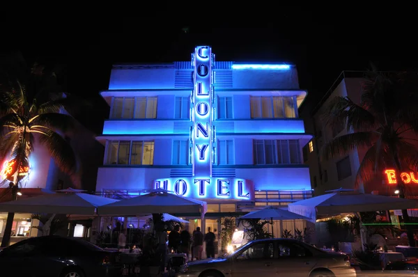 The Art Deco Colony Hotel illuminated at night. Miami South Beach, Florida — Stock Photo, Image