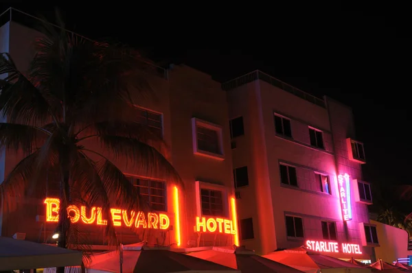 Os Hotéis Art Deco iluminados à noite. Miami South Beach, Flórida — Fotografia de Stock