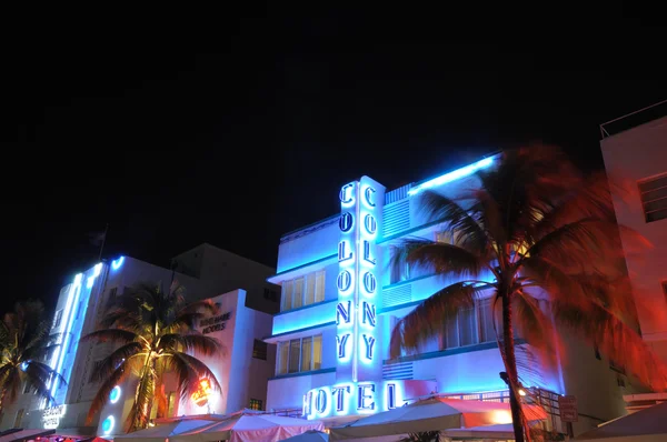 Colony hotel upplyst på natten. Miami — Stockfoto
