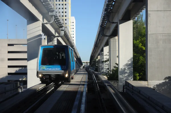 O sistema de trem totalmente automatizado do centro de Miami — Fotografia de Stock