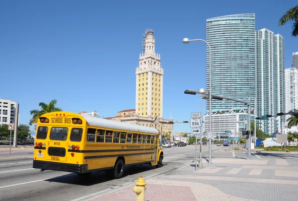 Iskolabusz a Downtown Miami, Florida — Stock Fotó