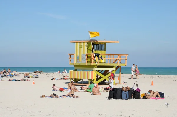 Farbenfroher Rettungsschwimmturm am miami south beach, florida — Stockfoto