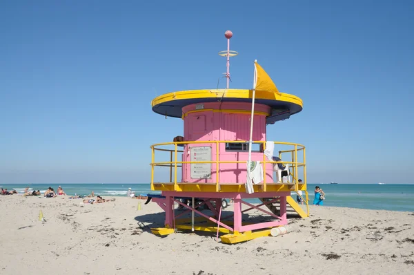 Спасательная башня в стиле ар-деко в Майами-Бич, Флорида — стоковое фото