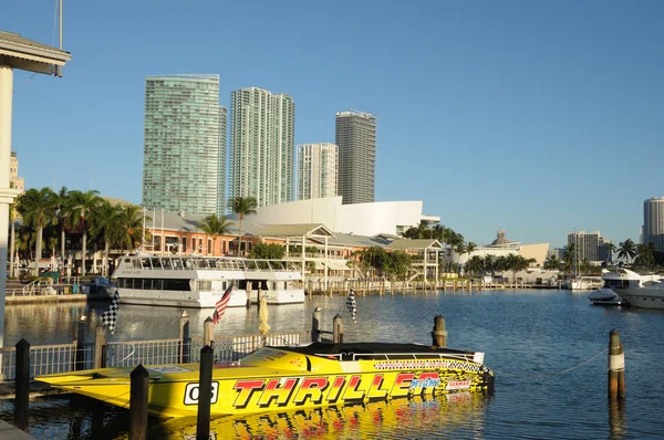 Żółtą łodzią motorową w przystani bayside, miami — Zdjęcie stockowe