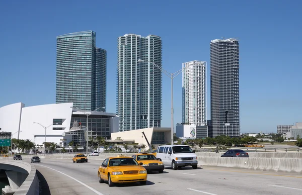 Şehir merkezinde köprüde trafik miami, florida — Stok fotoğraf