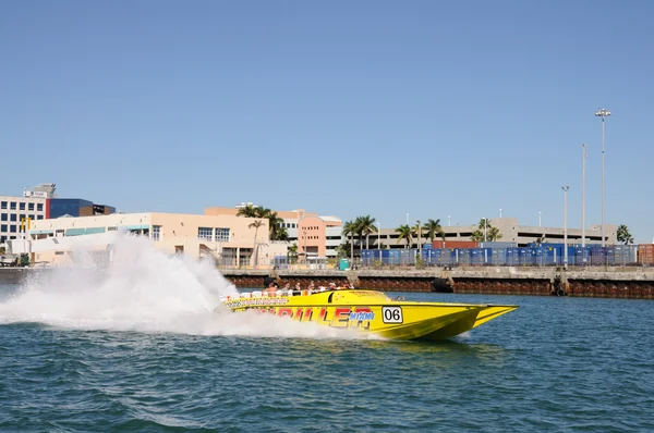 観光客、スピード ボート、フロリダ州マイアミで楽しんで — ストック写真