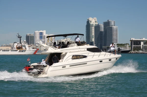 豪华摩托游艇在迈阿密，佛罗里达州 — 图库照片