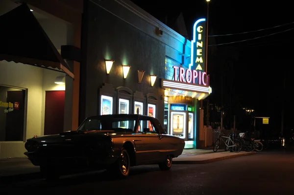 在晚上，基韦斯特，佛罗里达州美国热带电影院 — 图库照片