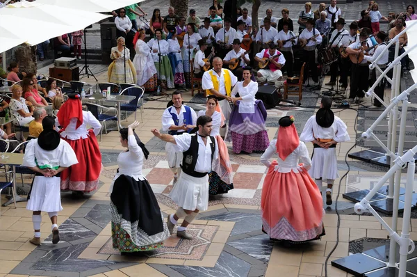 Traditionella dansare i pueblo canario, doramas park, las palmas de gran canaria — Stockfoto