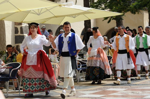 Традиционные танцоры в Пуэбло-Канарио, Дорамас-парке, Лас-Пальмас-де-Гран-Канария — стоковое фото