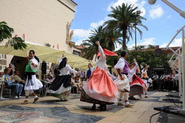 Bailarinos tradicionais em Pueblo Canario, Doramas Park, Las Palmas de Gran Canaria — Fotografia de Stock