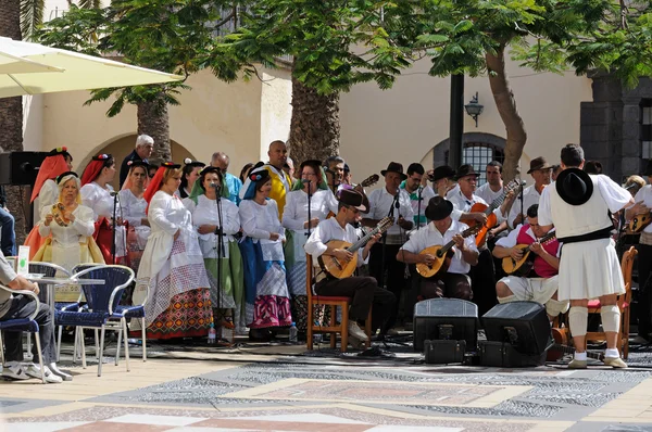 Традиционные танцоры в Пуэбло-Канарио, Дорамас-парке, Лас-Пальмас-де-Гран-Канария — стоковое фото