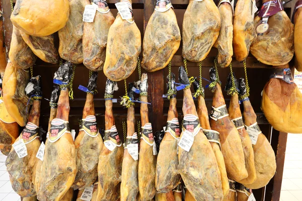Spanische Delikatesse jamon serrano gran reserva zum Verkauf im Supermarkt. Teneriffa — Stockfoto