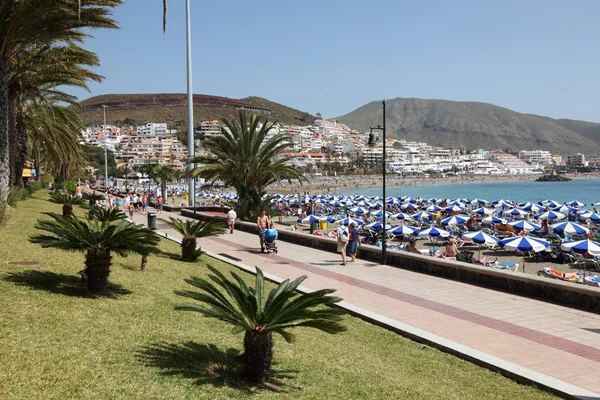 Strandpromenaden i Kanarieöarna resort los cristianos, Teneriffa — Stockfoto
