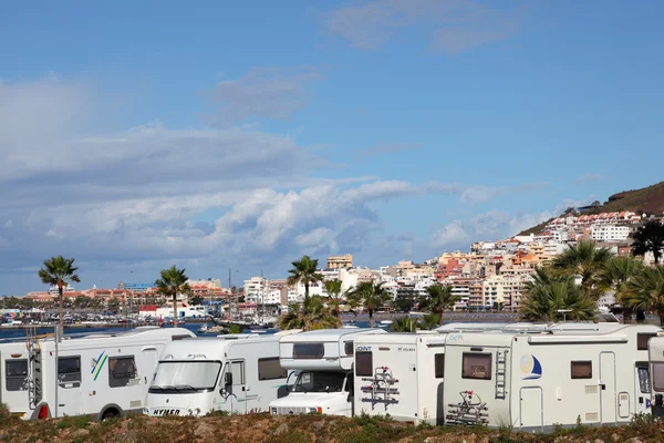 Veículos recreativos estacionados em Los Cristianos, Tenerife — Fotografia de Stock