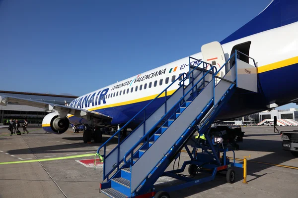 Avião da Ryanair no aeroporto de Tenerife — Fotografia de Stock