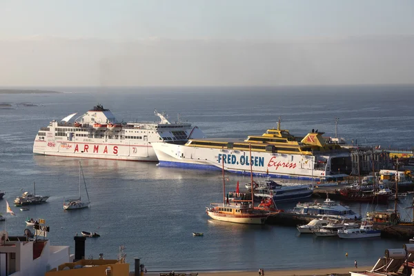 Navios de ferry no porto de Los Cristianos, Tenerife — Fotografia de Stock