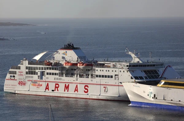 ロス ・ クリスティーナノス、テネリフェ島の港のフェリー船アルマス — ストック写真