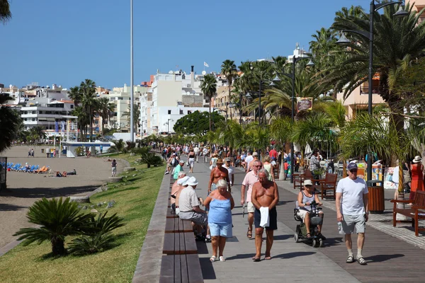 Caminhando no calçadão de Los Cristianos, Ilha Canária Tenerife — Fotografia de Stock