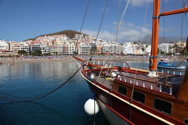 Navio à vela em Los Cristianos. Ilha das Canárias Tenerife — Fotografia de Stock